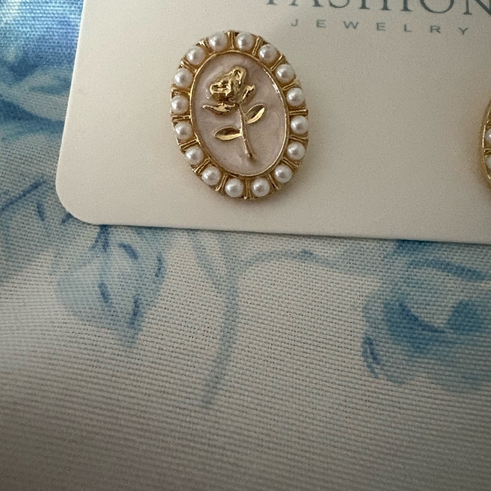 Vintage Elegant Gold and White Rose Earrings - Picture 4 of 5